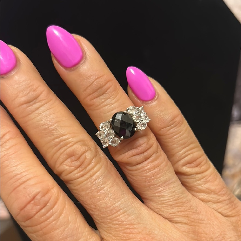 Elegant Black and Silver Ring - Picture 3 of 9